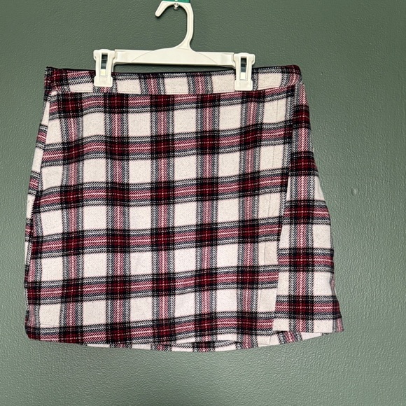 Abercrombie & Fitch Dresses & Skirts - Abercrombie and Fitch Plaid Mini Skirt in White and Red